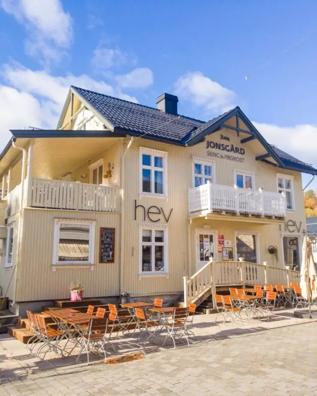 Fasadedekor med profilerte bokstaver montert på vegg i Ringebu sentrum