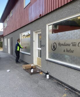 vindusdekor montert på Vinstra