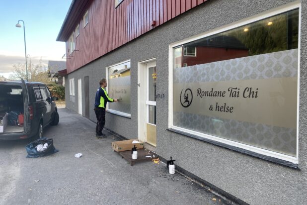 vindusdekor montert på Vinstra