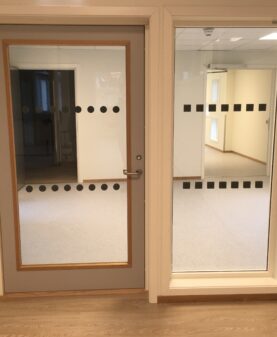 universelt utformet merking av glassdør med vindusdekor