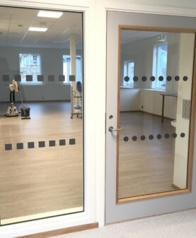 universelt utformet merking av glassdør med vindusdekor