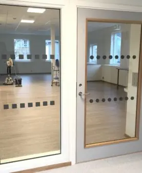 universelt utformet merking av glassdør med vindusdekor