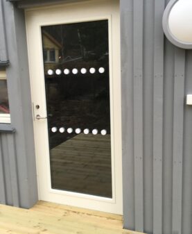 universelt utformet merking av glassdør med vindusdekor