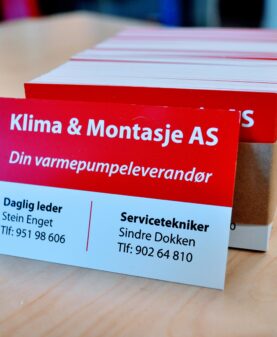 Visittkort og slitesterke klistremerker i samme format levert til kunde i Ringebu