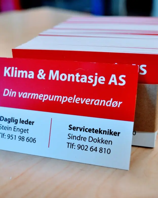 Visittkort og slitesterke klistremerker i samme format levert til kunde i Ringebu