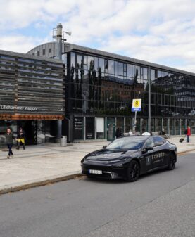 bil som er foliert av reklameverket i Lillehammer