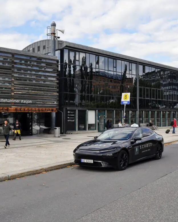 bil som er foliert av reklameverket i Lillehammer