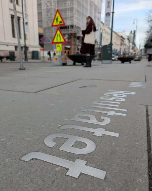 Ibsensitater i gaten Karl Johan i Oslo