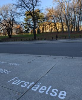 Stålbokstaver i gaten Karl Johan i Oslo
