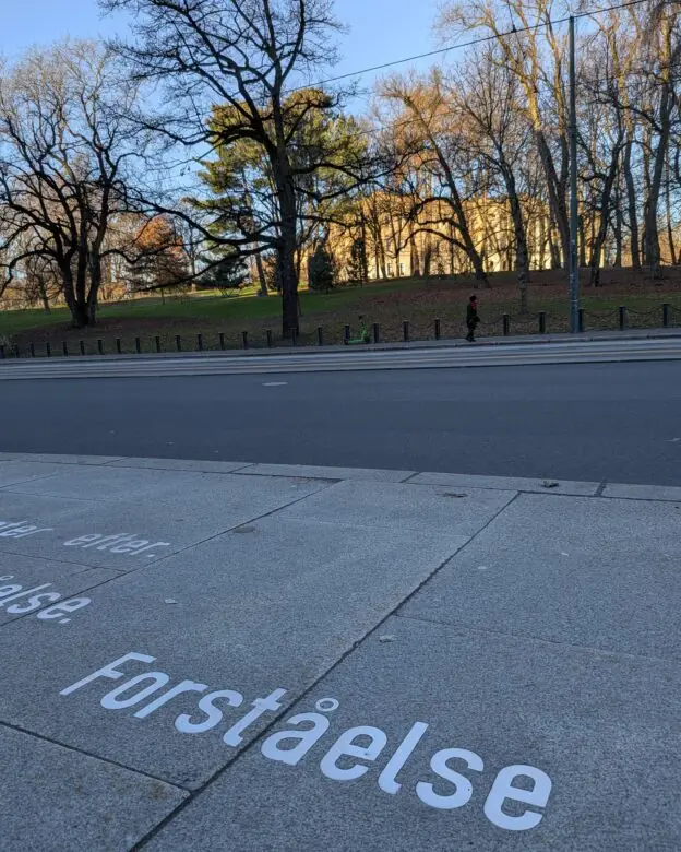 Stålbokstaver i gaten Karl Johan i Oslo