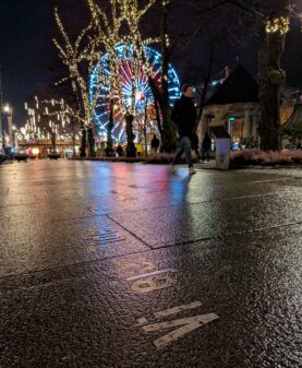 Stålbokstaver i gaten Karl Johan i Oslo