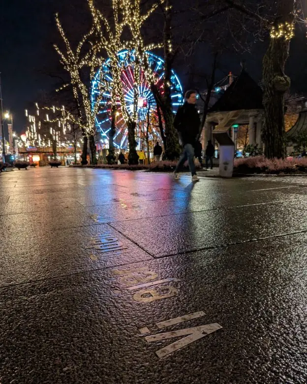 Stålbokstaver i gaten Karl Johan i Oslo