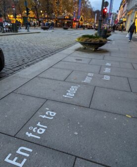 Stålbokstaver i gaten Karl Johan i Oslo