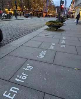 Stålbokstaver i gaten Karl Johan i Oslo