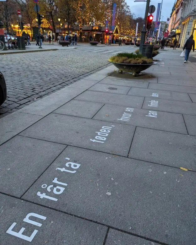 Stålbokstaver i gaten Karl Johan i Oslo