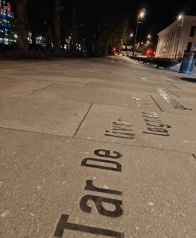 Stålbokstaver i gaten Karl Johan i Oslo