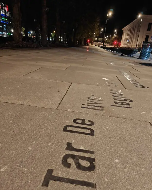 Stålbokstaver i gaten Karl Johan i Oslo