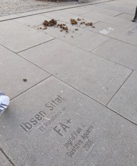 Stålbokstaver i gaten Karl Johan i Oslo