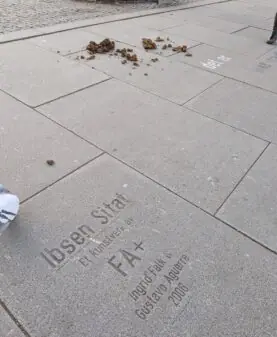 Stålbokstaver i gaten Karl Johan i Oslo