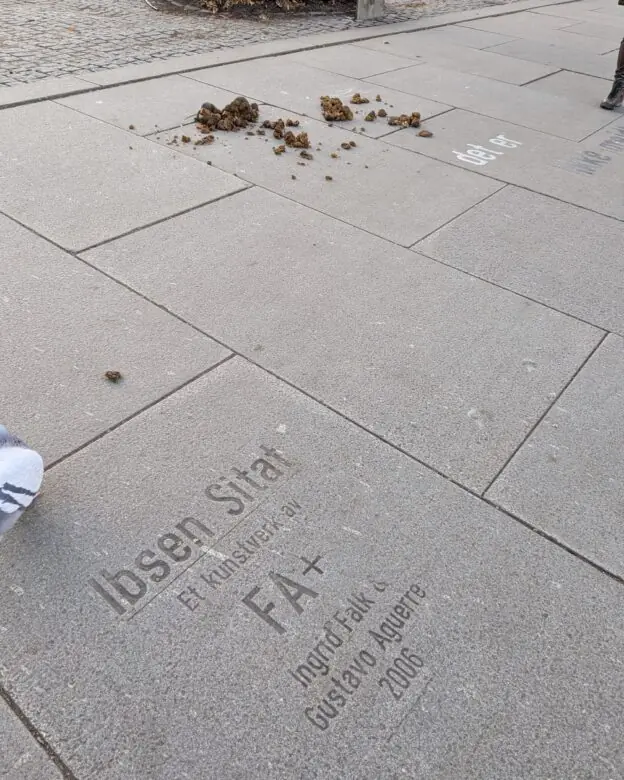 Stålbokstaver i gaten Karl Johan i Oslo
