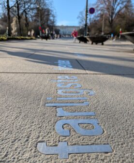 Stålbokstaver i gaten Karl Johan i Oslo