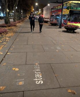 Ibsensitater i gaten Karl Johan i Oslo