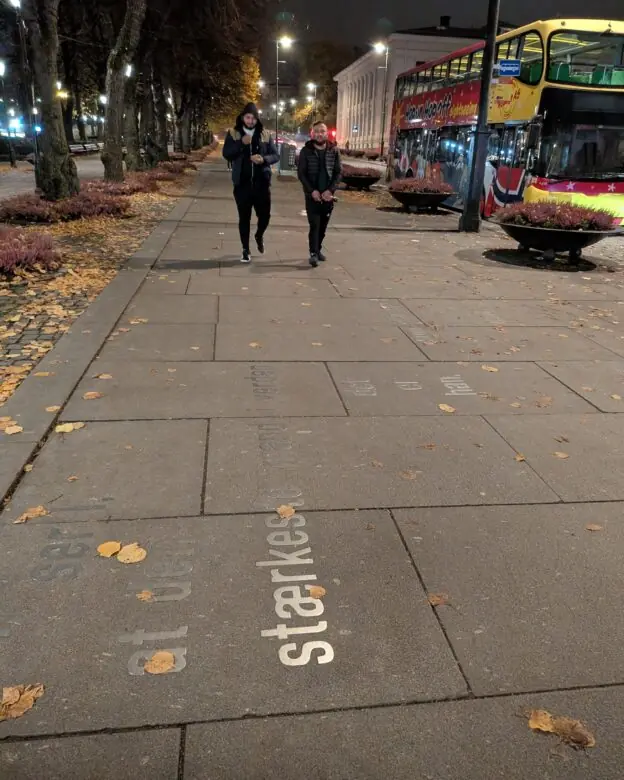 Ibsensitater i gaten Karl Johan i Oslo
