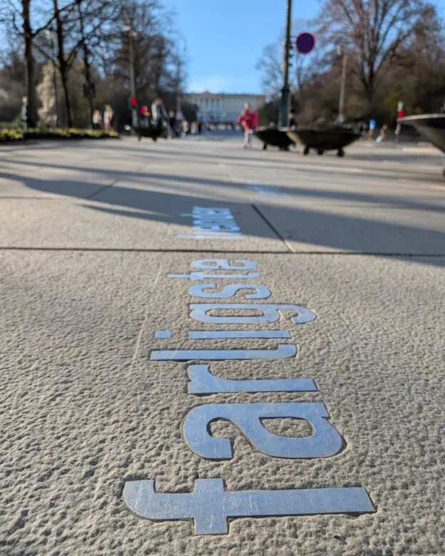 Stålbokstaver i gaten Karl Johan i Oslo