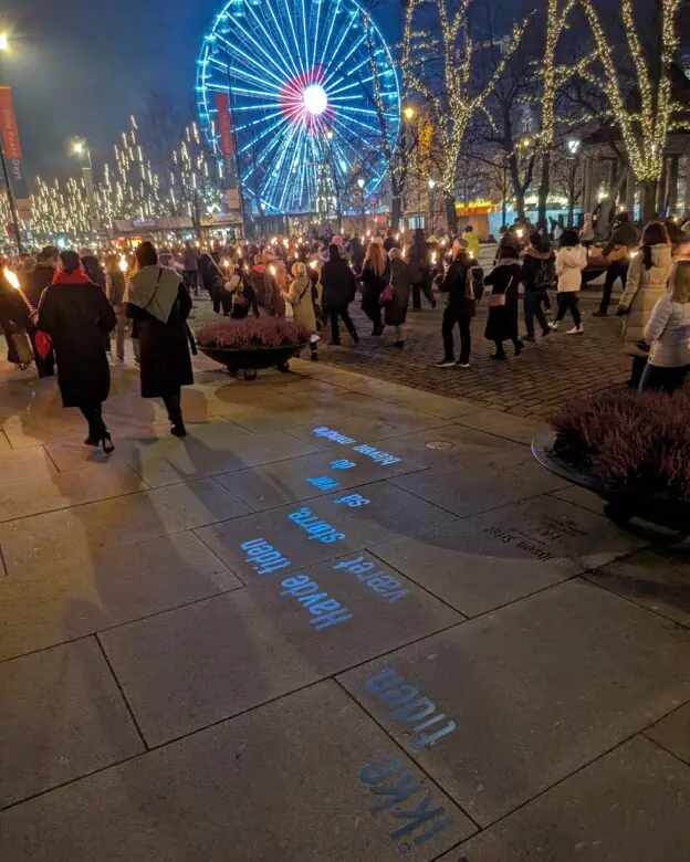 Stålbokstaver i gaten Karl Johan i Oslo