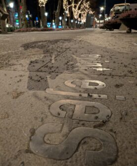 Ibsensitater i gaten Karl Johan i Oslo