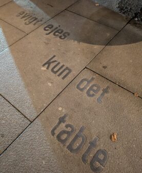 Stålbokstaver i gaten Karl Johan i Oslo