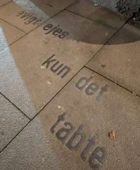 Stålbokstaver i gaten Karl Johan i Oslo