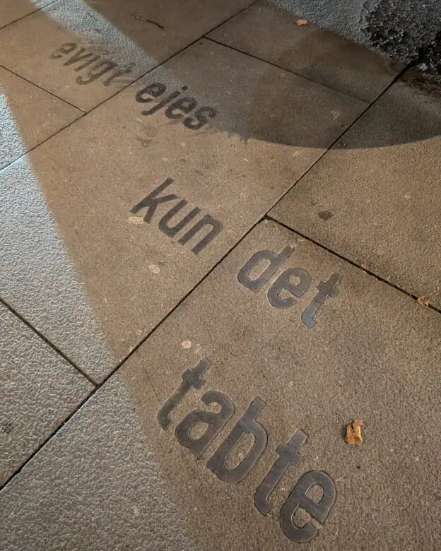 Stålbokstaver i gaten Karl Johan i Oslo
