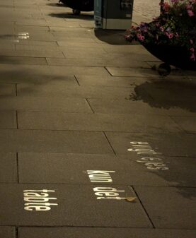 Stålbokstaver i gaten Karl Johan i Oslo