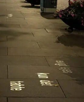 Stålbokstaver i gaten Karl Johan i Oslo