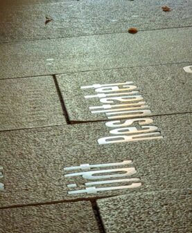 Stålbokstaver i gaten Karl Johan i Oslo