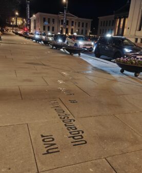 Stålbokstaver i gaten Karl Johan i Oslo