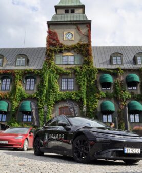 bil som er dekorert av reklameverket i Lillehammer