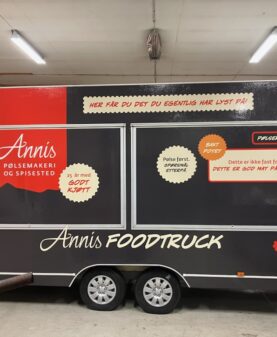 helfoliert foodtruck for annis pølsemakeri i ringebu