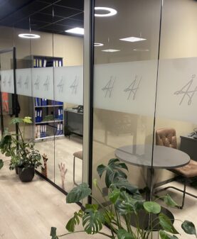 Kontorer med glassvegger med frostet vindusfolie med logo