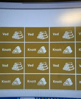 En skjerm viser et rutenett med ikoner og tekst som representerer vedstabler og treknott.