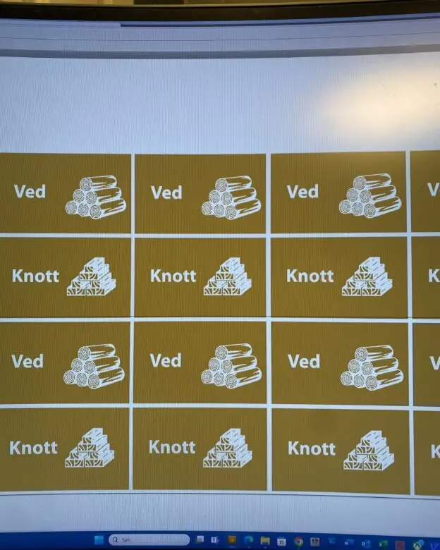 En skjerm viser et rutenett med ikoner og tekst som representerer vedstabler og treknott.