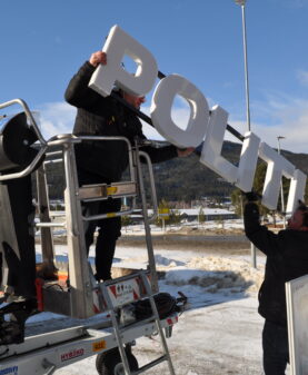 Montering av led-lysbokstaver fasadeskilt i Vinstra