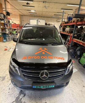 Logo foliert på panser på varebil