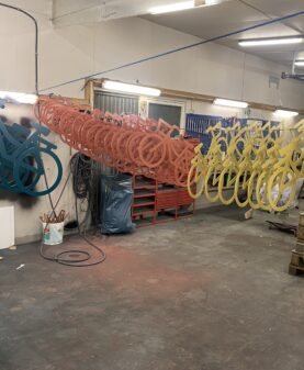 sykkelsiluetter i friske sommerfarger til Ringebu sentrum