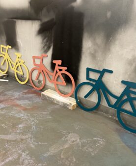 sykkelsiluetter i friske sommerfarger til Ringebu sentrum