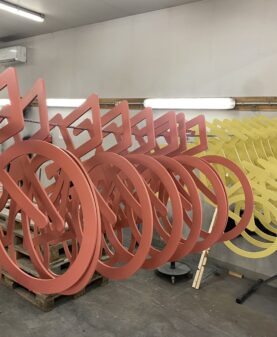 sykkelsiluetter i friske sommerfarger til Ringebu sentrum