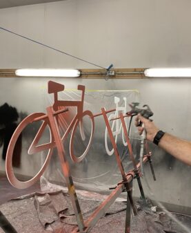 sykkelsiluetter i friske sommerfarger til Ringebu sentrum