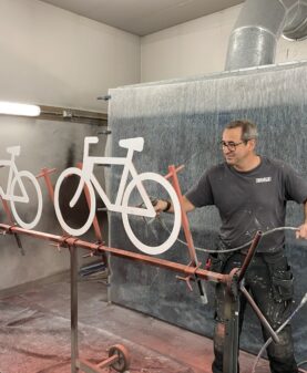 sykkelsiluetter i friske sommerfarger til Ringebu sentrum