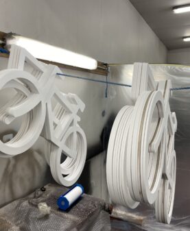 sykkelsiluetter i friske sommerfarger til Ringebu sentrum